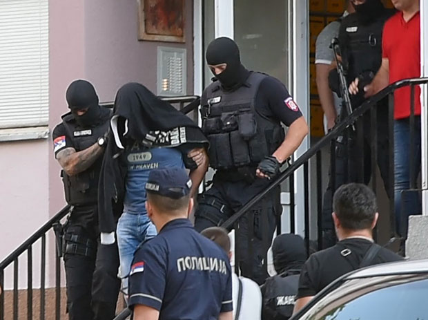 Предали се бомбаши из подрума